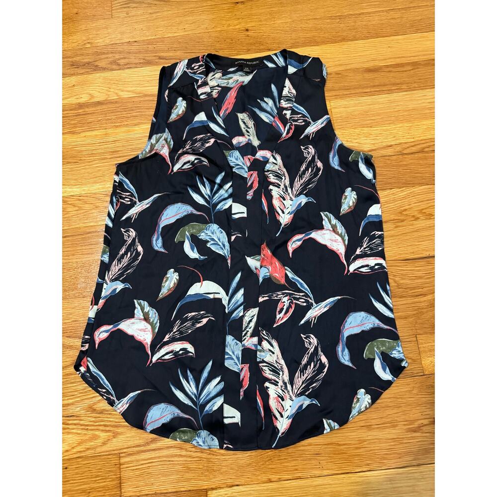 Banana Republic XS Sleeveless Floral Blouse Navy Tropical Print V-Neck Top - Picture 10 of 10